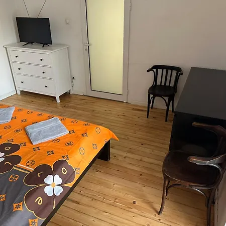 21 Apartment *